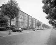 65966 Gezicht op de voorgevels van twee flatgebouwen met de woningen Nijeveldsingel 29 t/m 40-111 te Utrecht; met nr. ...